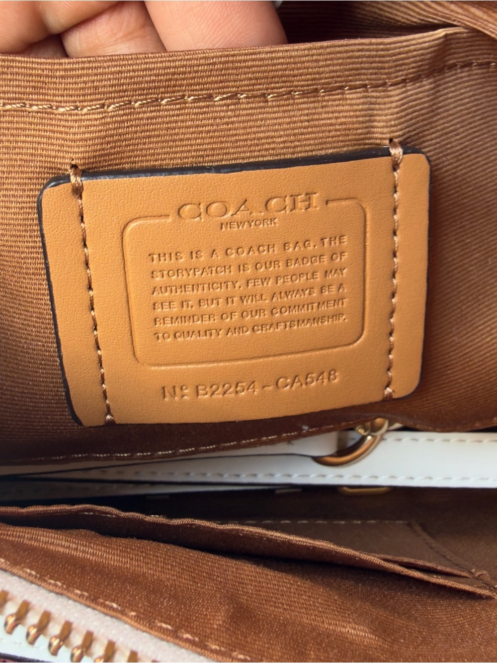 COACH Teri White Shoulder Bag with Gold-Tone Chain Strap - Picture 5 of 5